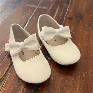 Toddler size 7 patent leather White Bow dress up shoes